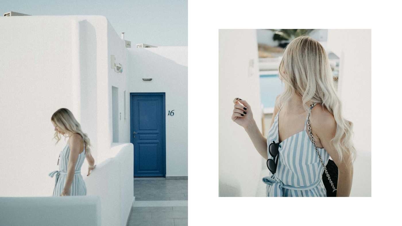 Frau mit weichen Beachwaves und sommerlichem Look vor weisser Hauswand und blauer Tür – gestylt mit dem ghd Waver