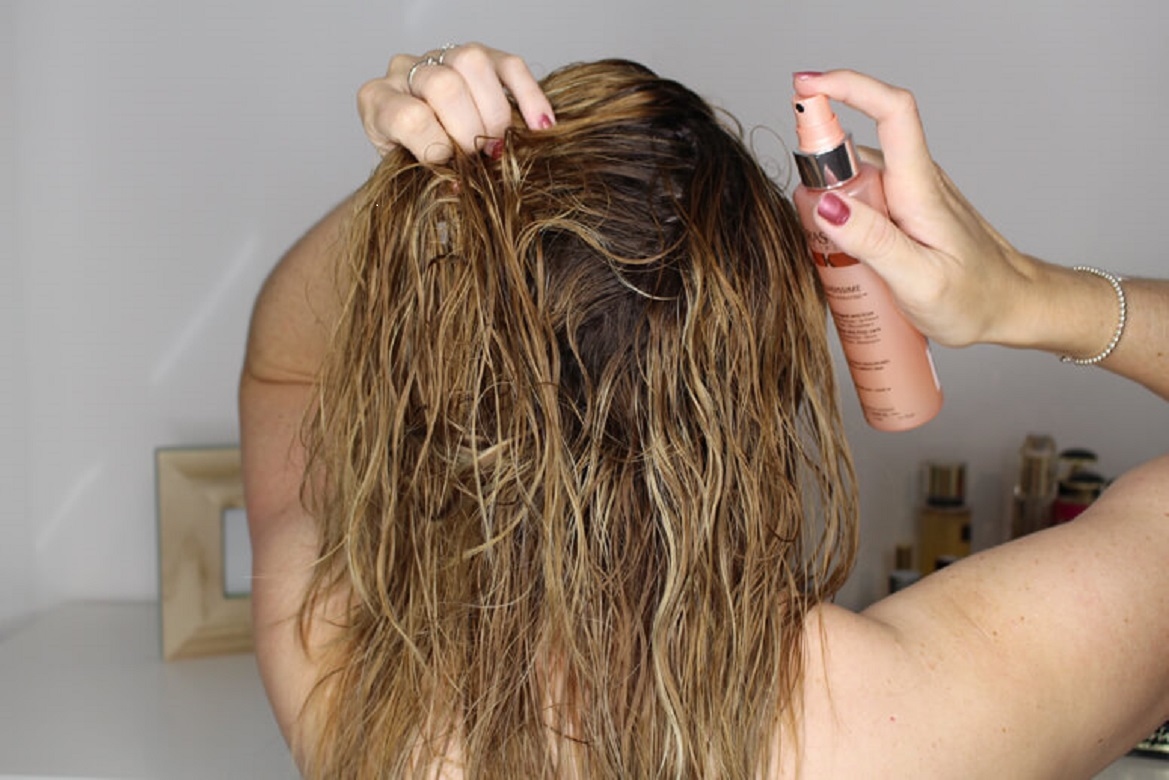 Frau mit Pflegespray