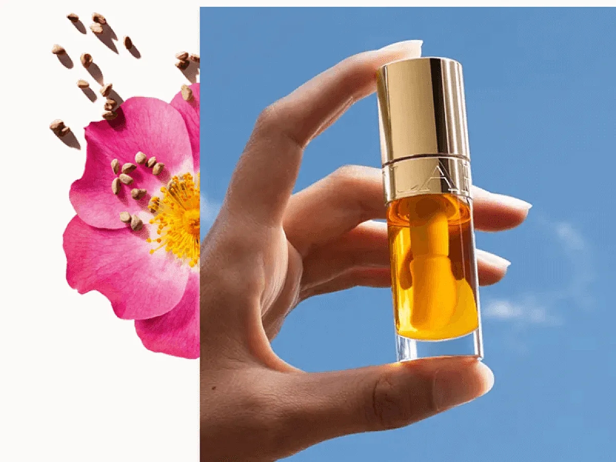 Hand hält den Klassiker von Clarins: Das Lip Oil in Honey