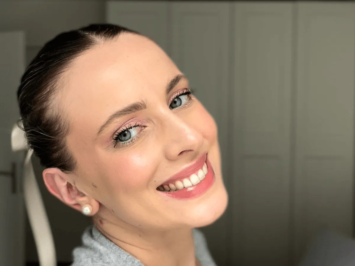 Beauty-Expertin von PerfectHair zeigt Make-up passend zum Ballet Core