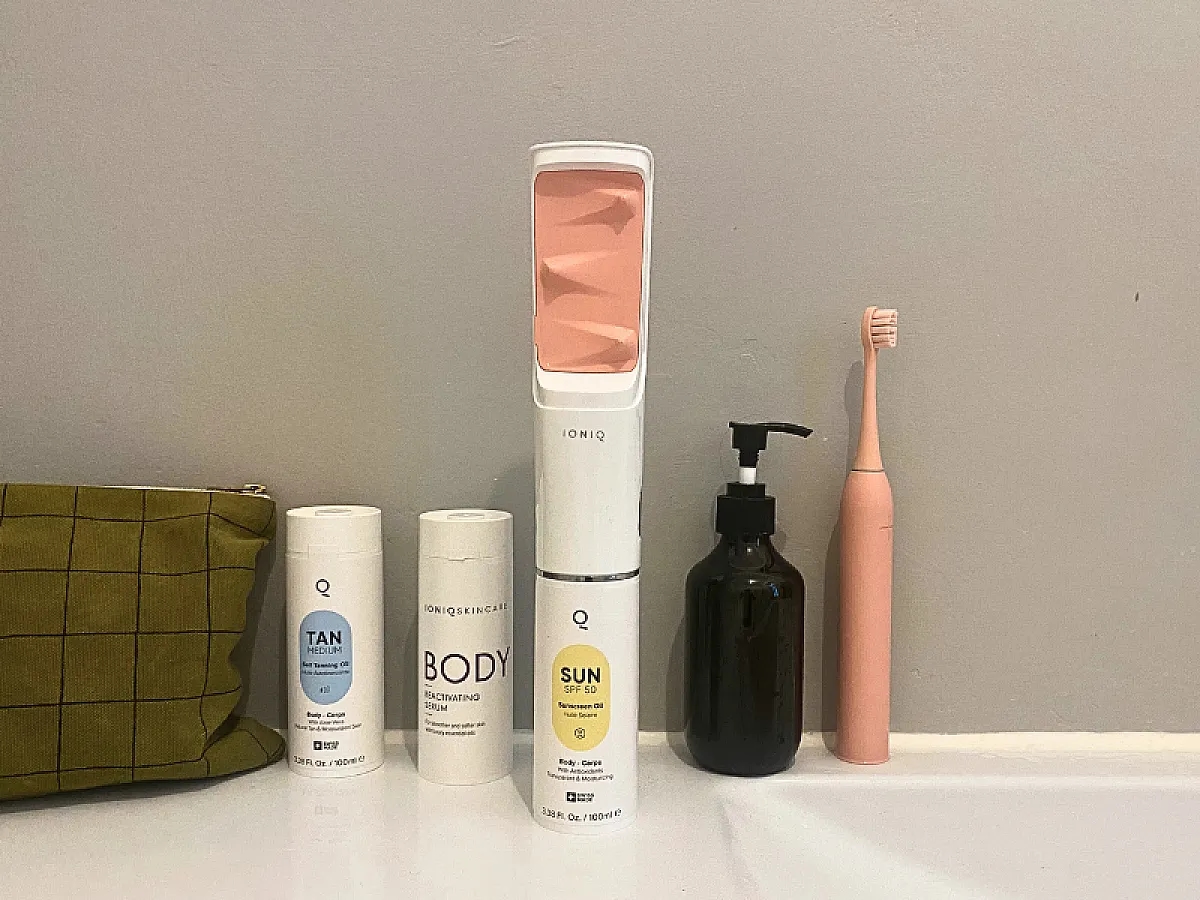 Produkte von IONIQ Skincare im Badezimmer: IONIQ One mit Kartuschen für SUN, TAN und BODY