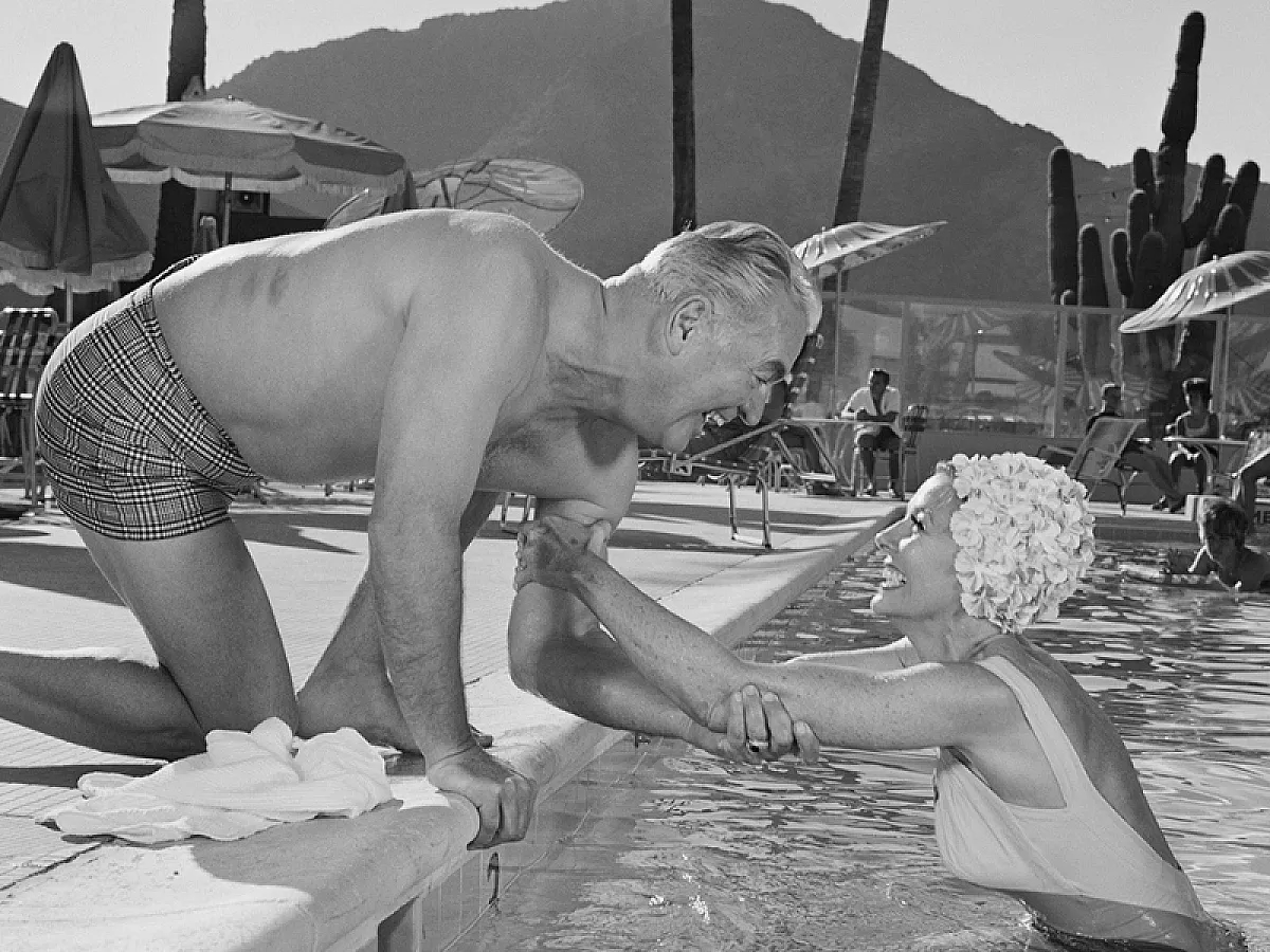 Schwarz-Weiss-Bild von Frau und Mann am Pool: Sonnenschutz der Schweizer Marke von Daylong