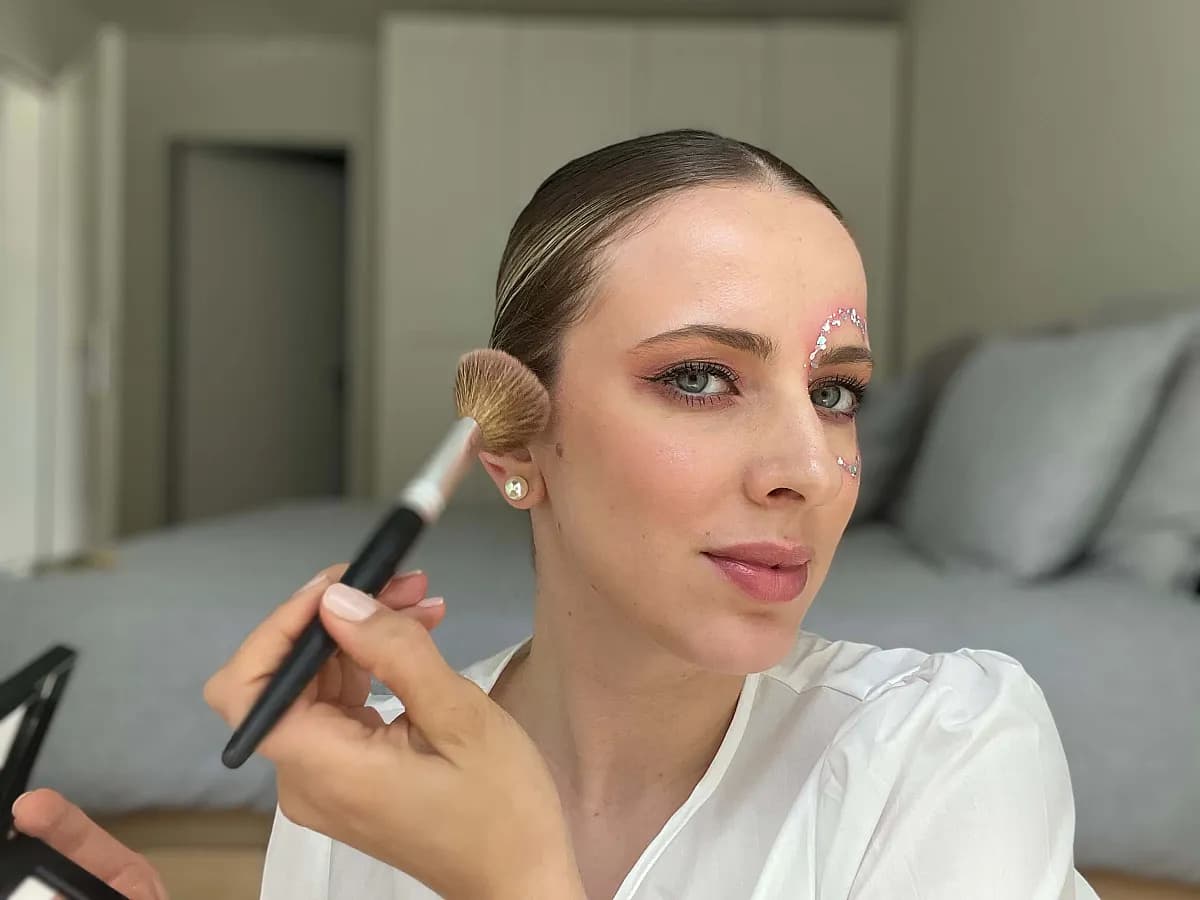 Frau fixiert ihr Make-up zur Taylor Swift Eras Tour