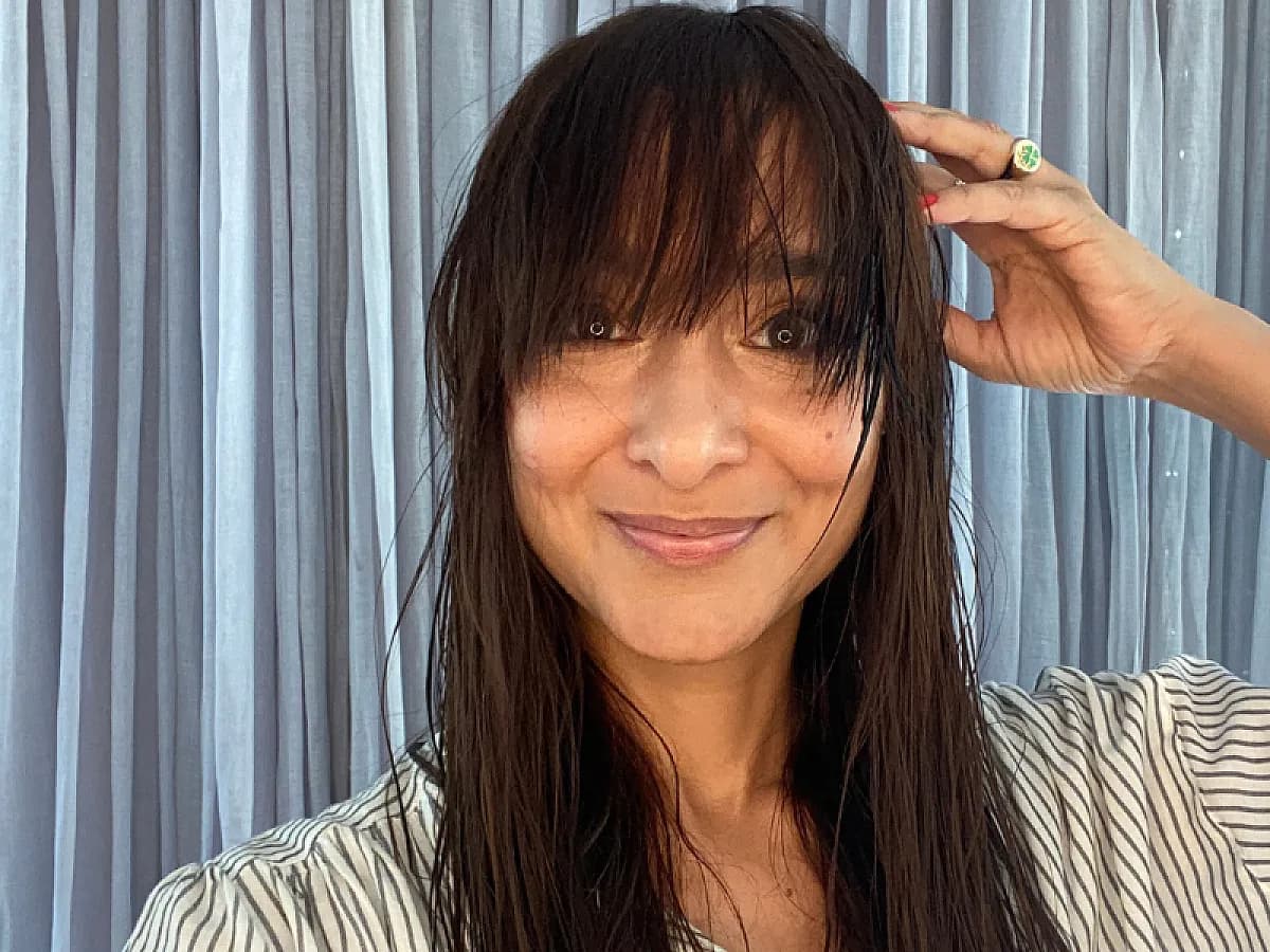 Frau mit handtuchtrockenem Haar